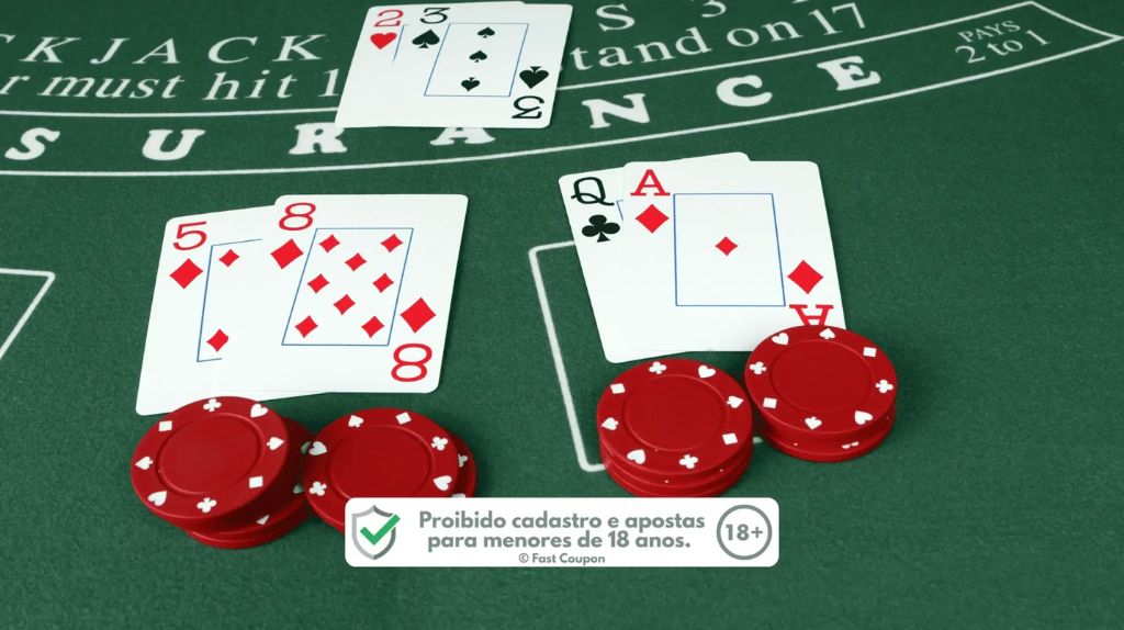 Mesa de jogo de Blackjack online com as cartas e o dealer.