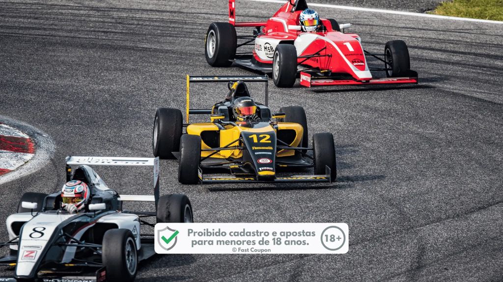Carros de corrida em alta velocidade em uma pista.