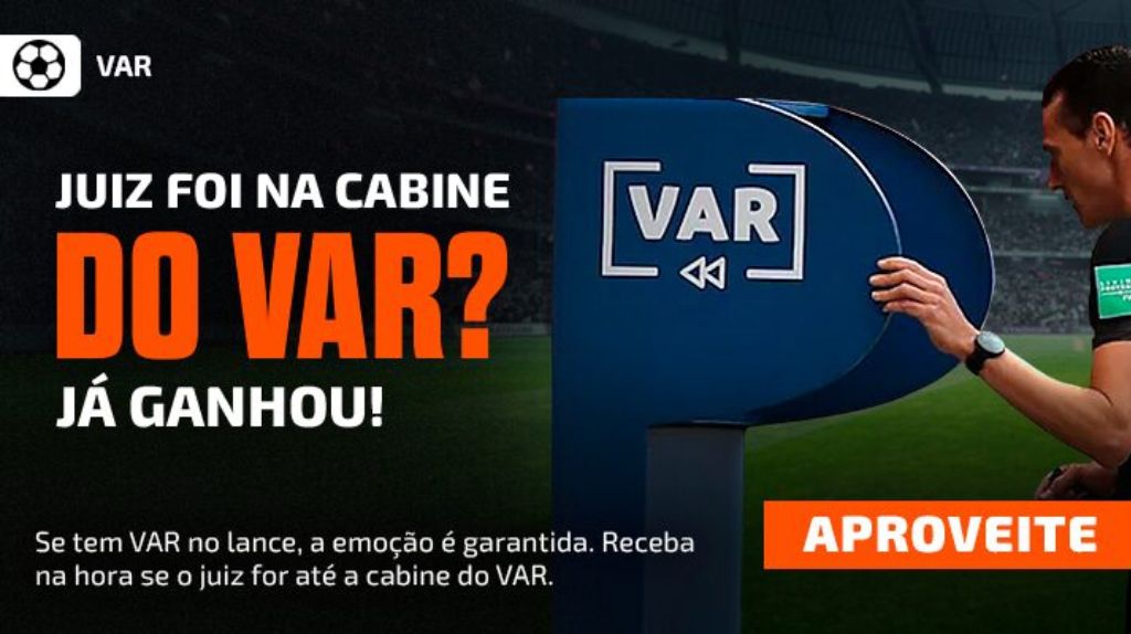 Juiz na cabine do VER, revisando um lance de futebol. Remete a promoção se o juiz for no var a aposta ganha.